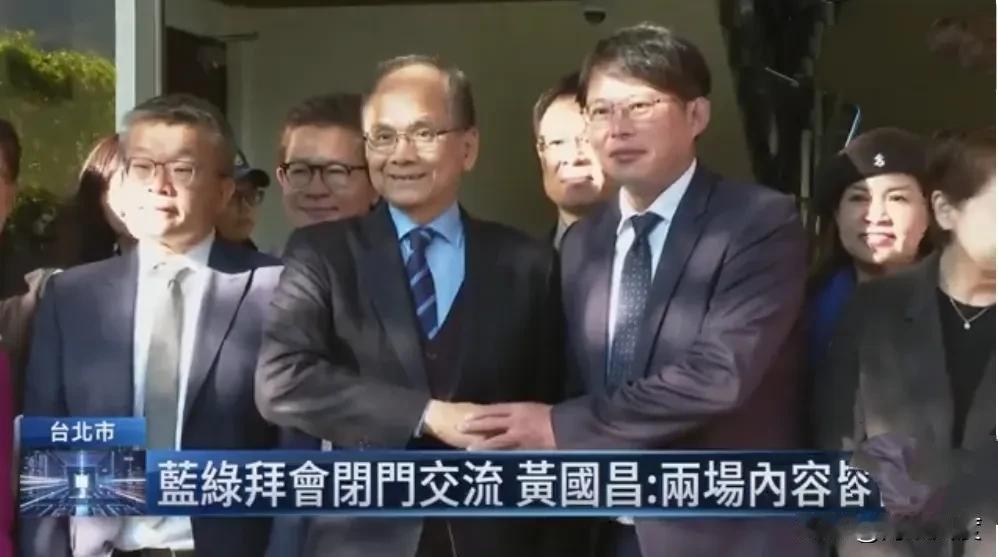 亲疏有别？黄国昌和韩国瑜「爱的抱抱」 蔡其昌尬握手！为了争取民众党支持拿下正副龙