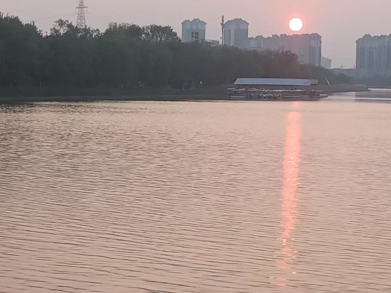 【日暮】

夕阳西下近黄昏
起落人生恋红尘
斜阳映照一湖鲜
桑榆未晚霞满天