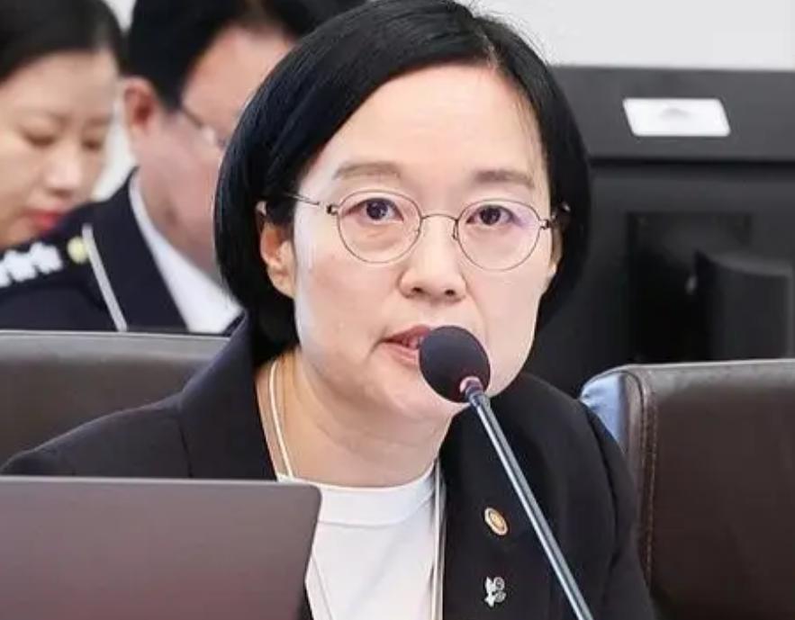 韩国政坛爆出超大冷门！一众资深元老、混迹政坛几十年的老牌政客，全部l落选。毫无根