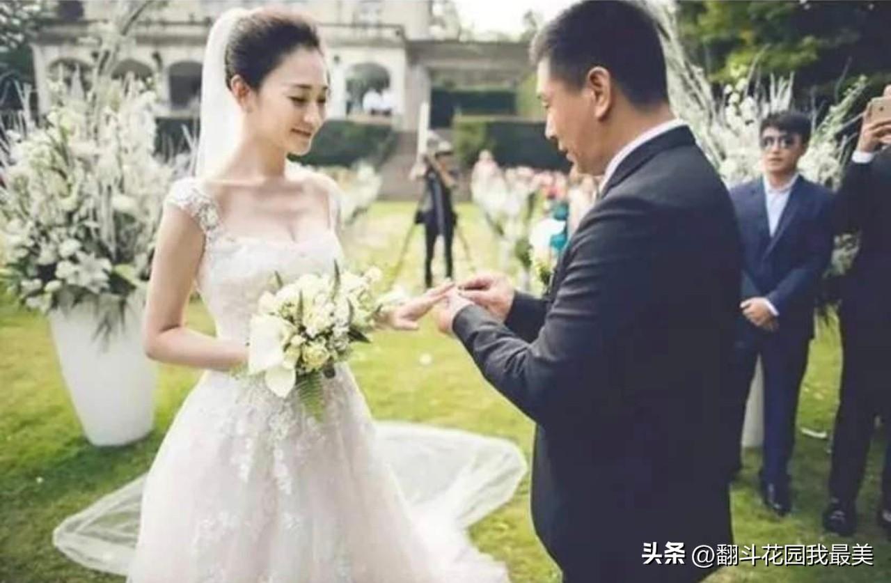 李小冉一条微博，

12个字，阅读冲到8个亿。

我认为大家不是来看离婚的，而是