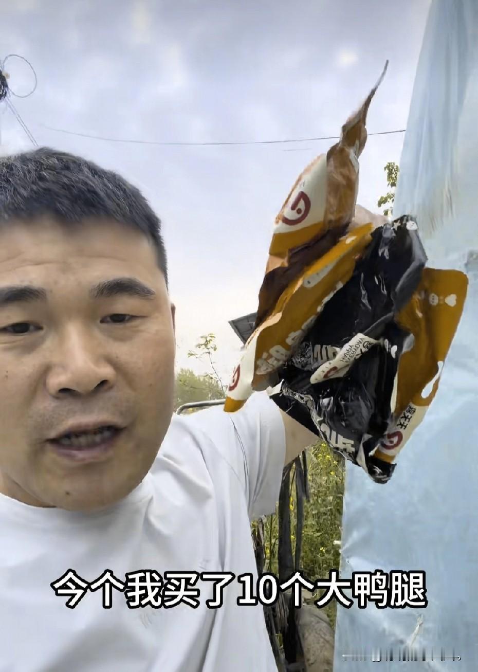 小乡村的故事！
   阿杜 说你们都说我馋嘴。我买了十个大鸭腿，给了我妈 5 个