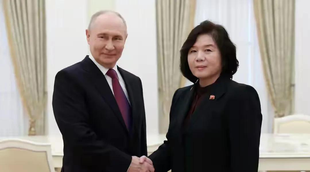 普京会见朝鲜外务相！
 
能让俄罗斯总统说出“像缅怀本国同胞一样铭记朝鲜英雄”，