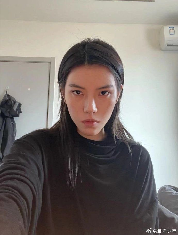 有时候，性别并不能定义一个人的美，就像这个女生版的向佐，她的美丽超越了性别的界限