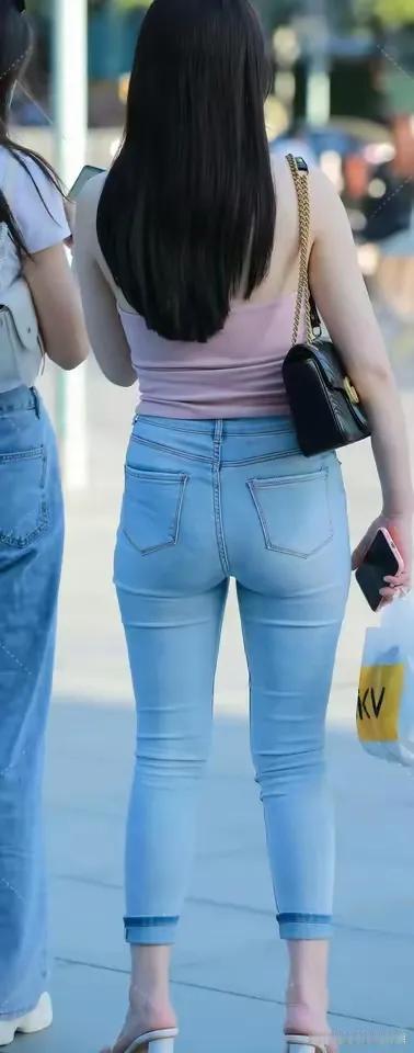 牛仔裤穿搭指南：粉紫色背心+浅蓝色牛仔裤，清新又时尚！🌞👗👖说说心里话，哪