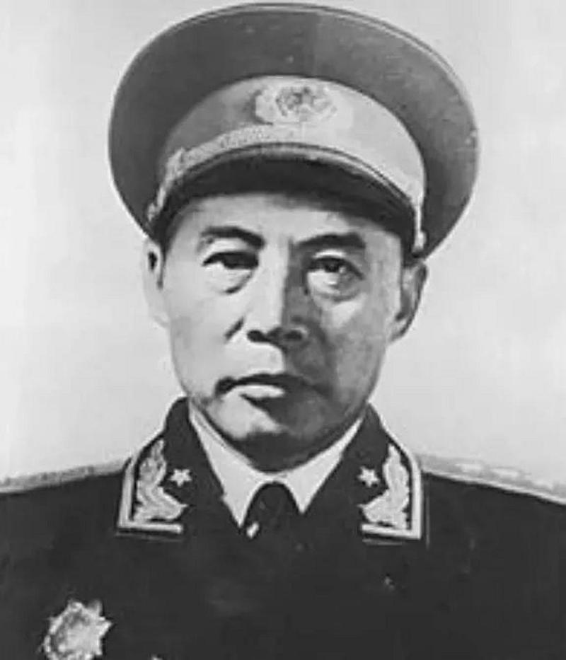 1942年6月,吕正操被围在河北一个村子里,身边非战斗人员很多。有人劝他趁天没黑