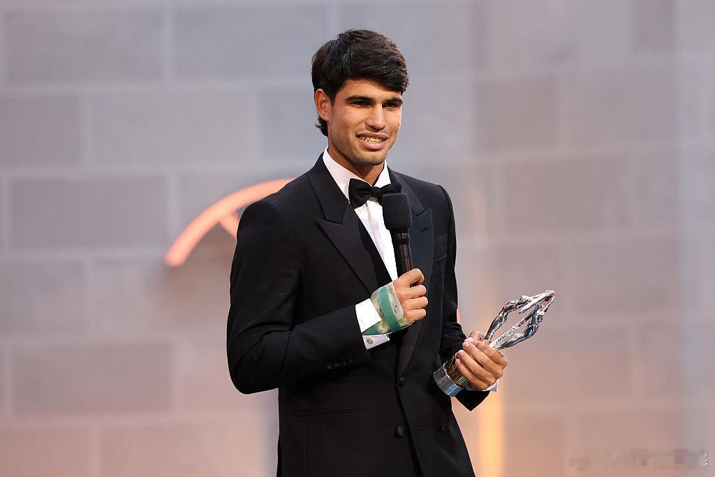 这一次，以最佳男运动员的身份走上台🤵♂️再次恭喜阿尔卡拉斯斩获个人第二座劳伦斯