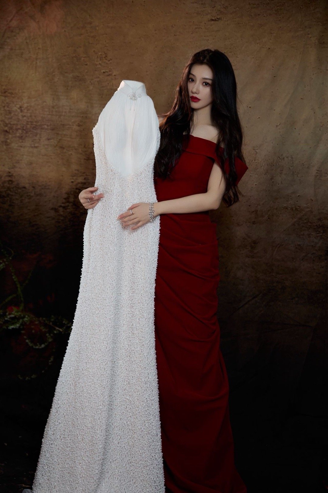 你是王鹤润那她是谁 CMG第四届中国电视剧年度盛典这身红毯造型真是明媚大气啊！复