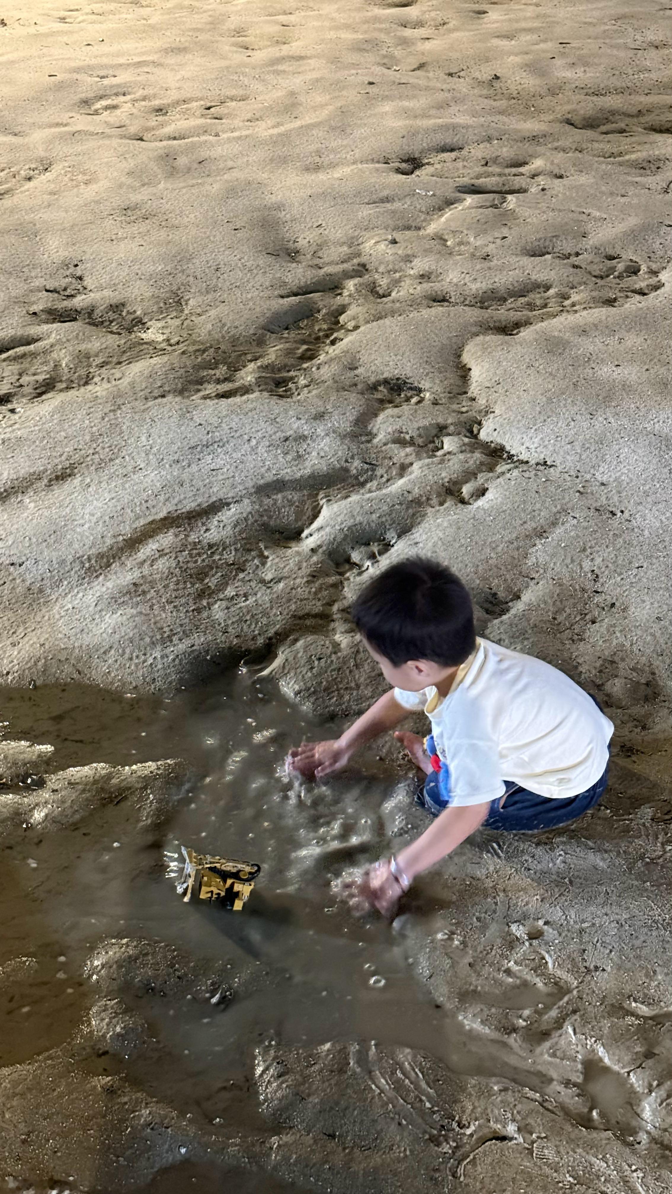 老师 我家小孩已经坐进泥坑里了……… ​​​