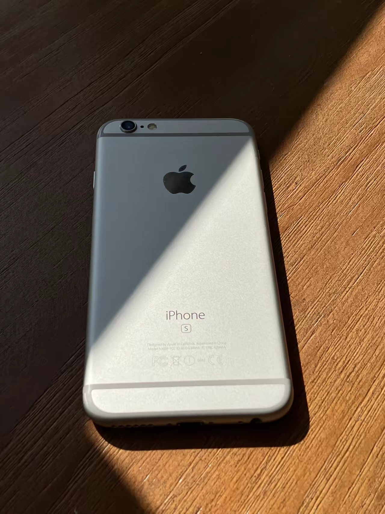 看新闻，有些地方的iPhone 4S回收价都暴涨80倍了，虽然我没有iPhone