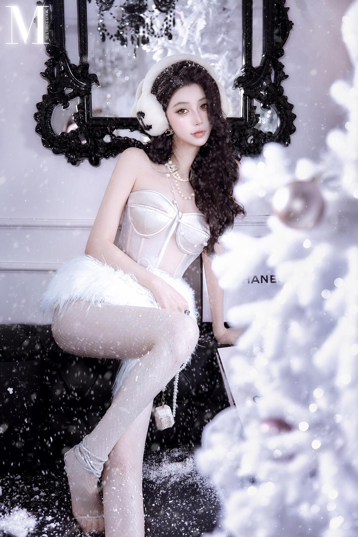 雪落进香奈儿的圣诞夜，绒毛裙摆沾了碎星，珍珠链曳着暖光。
-
耳罩软绒裹住冬意，