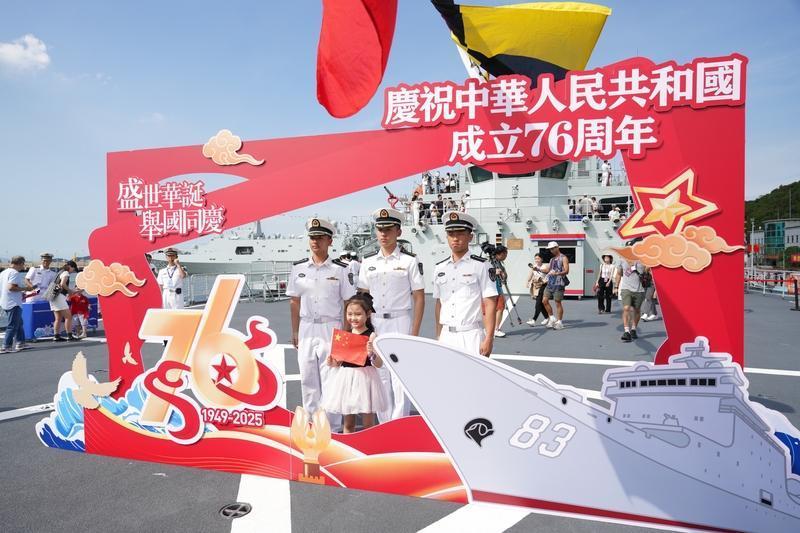 上海舰艇开放日，91岁海军老兵邓石拿着1953年的“沂蒙山舰”胸标登舰，跨越70