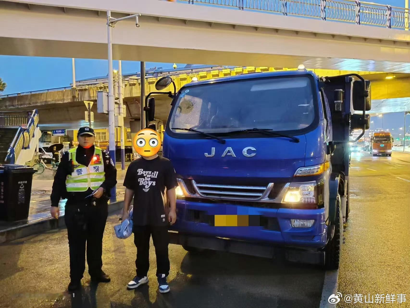 【#合肥一货车司机驾驶证暂扣还敢开车#】10月17日，安徽蜀山大队民警在执勤时发