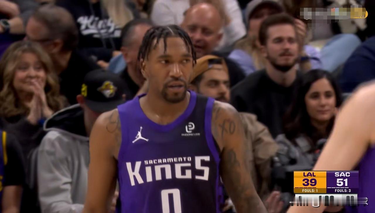 国王大将蒙克真是太不给老东家面子了！在今天国王主场迎战湖人的上半场比赛中，蒙克面