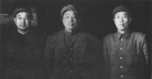 中国人民志愿军司令员兼政委彭德怀(中)与副司令员兼副政委邓华(右)、副司令员陈赓