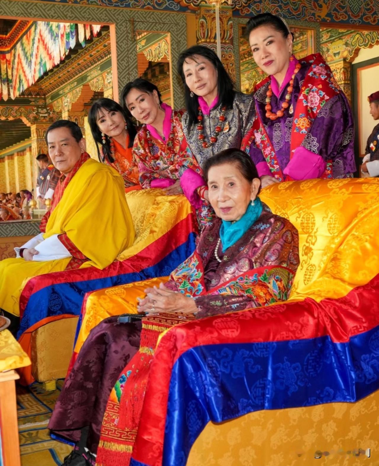 不丹王室集体亮相，堪称“颜值天团”！女眷们都是高颜值。
太王太后风姿绰约，四位王