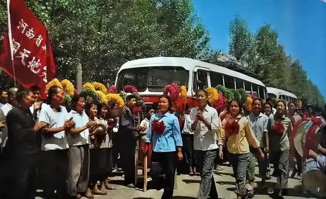我就是下农村的知青，而且是最早下去的那一批，时间是69年3月中旬。
在乡村呆的那