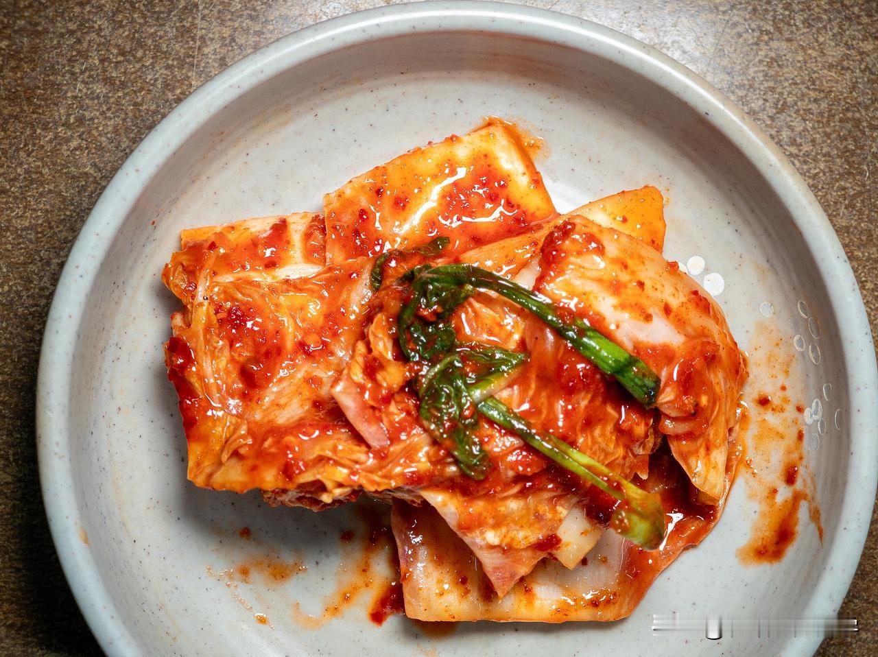 广受网友朋友们喜爱的，出口韩国的辣白菜恢复上架了。在抖音中搜索泽农春雨店铺即可下