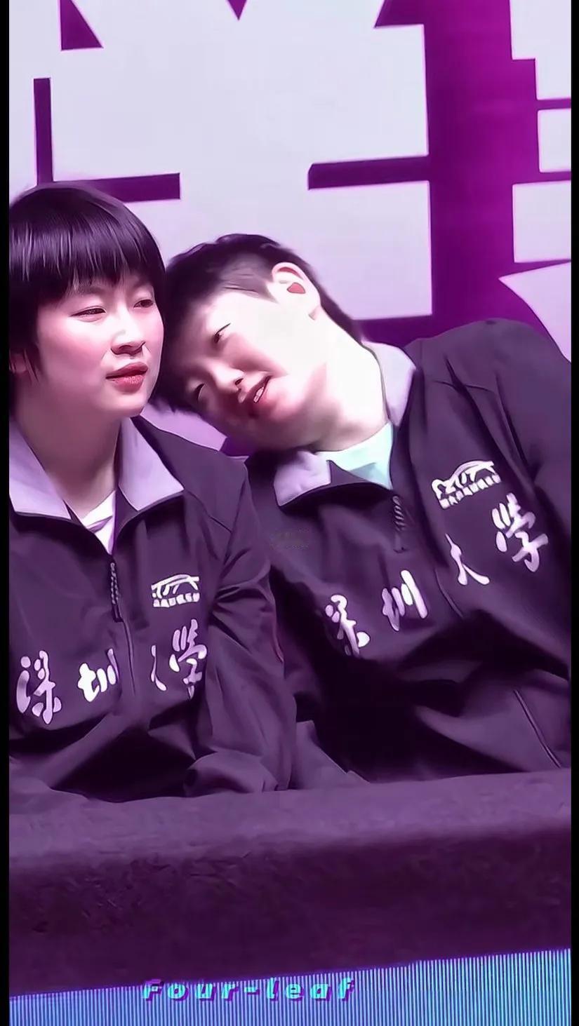 相由心生，莎莎笑像个孩子，说明心思简单明媚。所以单纯的人显年轻