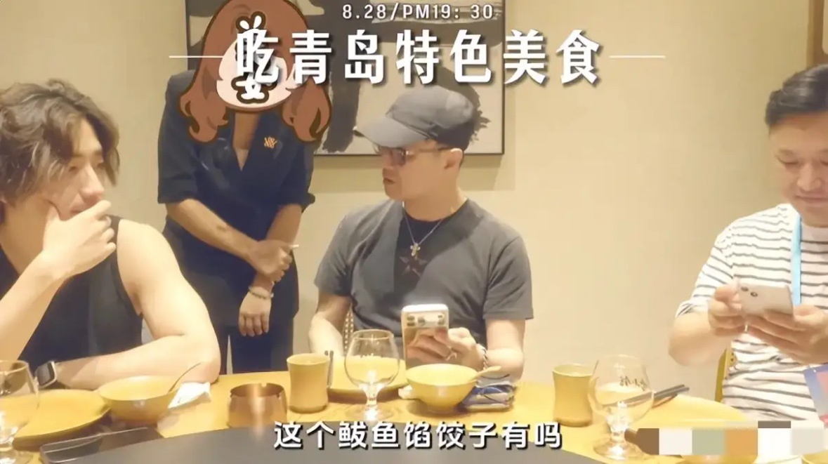 汪峰在青岛看海，吃鲅鱼饺子，摇滚教父私下里像普通大叔 ​​​