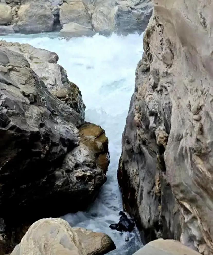 虎跳峡icon吞人，不是结局。

真正的结局，是家属在岸边等了几天后，说出的那句