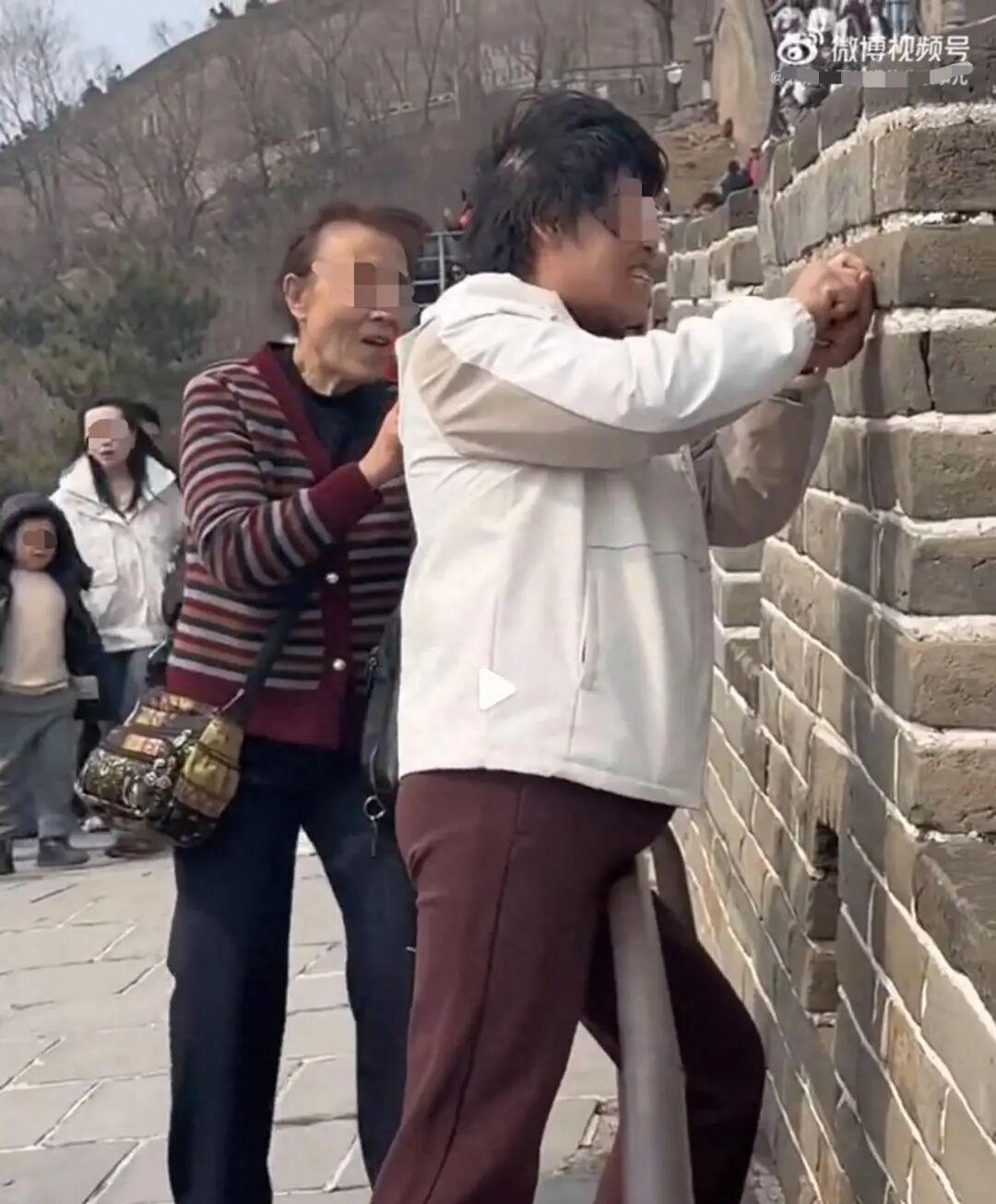 两姐妹在长城上留名，该如何处罚！
      又出幺蛾子了，3月23日13时许，