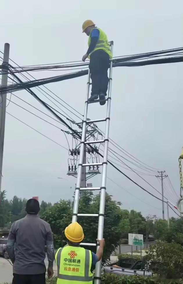 路过看到红安街上联通抢修人员一线作业，真的被狠狠打动！近期受恶劣天气、线路老化等