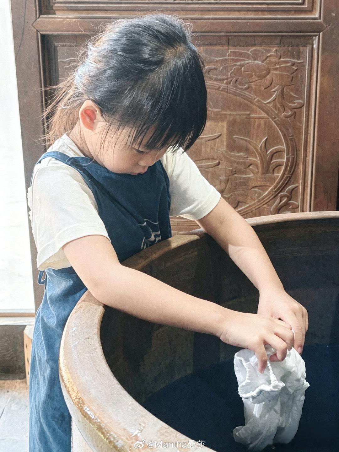 非遗扎染亲子体验沉浸式感受传统扎染的魅力✨陪着小朋友体验古老的蓝染工艺，从折叠、