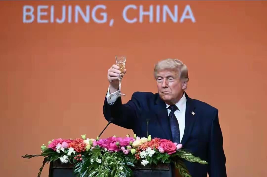 以后大家不要再拿我们国内酒桌文化敬酒来说事了，连特朗普来了都要学会敬酒，何况尔等