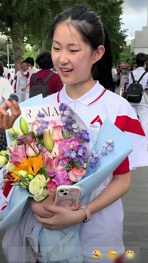 那个从考场出来被采访的人大附中女孩，一看就是800个心眼子，回答问题落落大方、对