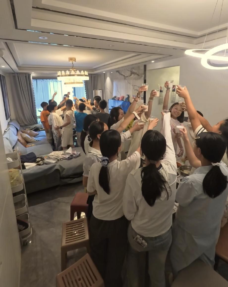这孩子能成大事。贵州，男孩临近毕业，跟妈妈说邀请同学来家里玩，妈妈以为最多来三五
