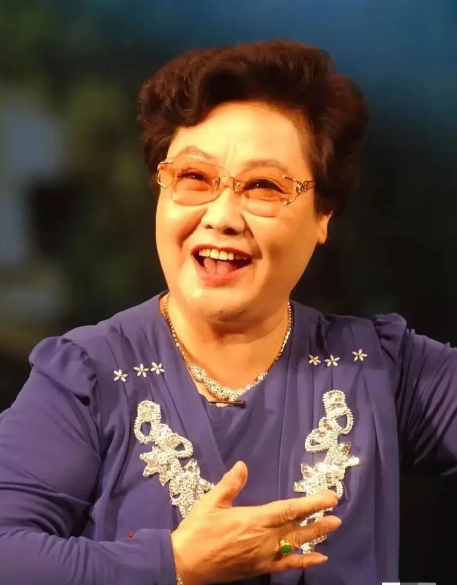 郭兰英去世了，
看到她的死因，我破防了。
她并不是死于意外，而是死于我们谁也逃不