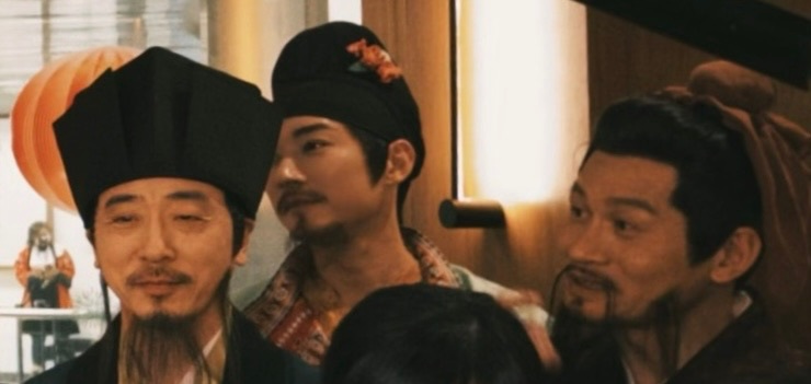 啊哈哈哈大合照站角落的仨花花