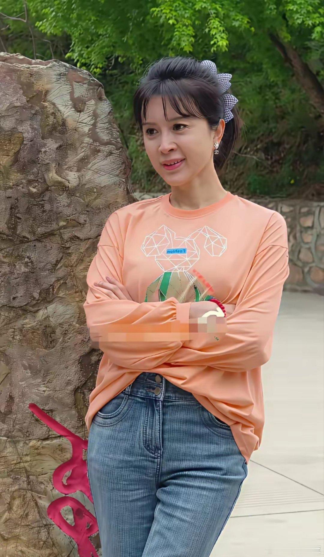 网友出去玩偶遇明星说这是金巧巧。这是吗？好像她不长这样啊？我不确定是不是，反正以