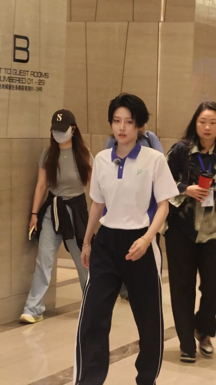 穿深圳校服的刘雨昕！学姐 等我下课好吗🥺刘雨昕穿了深圳校服