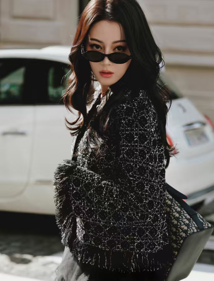 巴黎转角遇到热巴迪丽热巴巴黎随拍已存档 巴黎转角遇到热巴，迪丽热巴巴黎随拍已存档