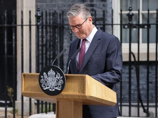 十年七位首相，特朗普的剧透兑现了。日前英国现任首相斯塔默在唐宁街10号发表讲话，