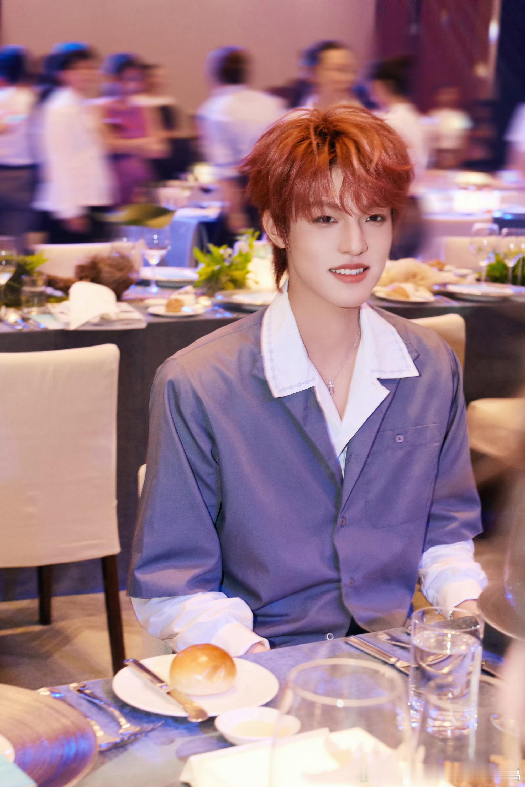 张泽禹ELLE整挺好张泽禹补妆 张泽禹ELLE整挺好，让我给泽禹补妆！ ​​​