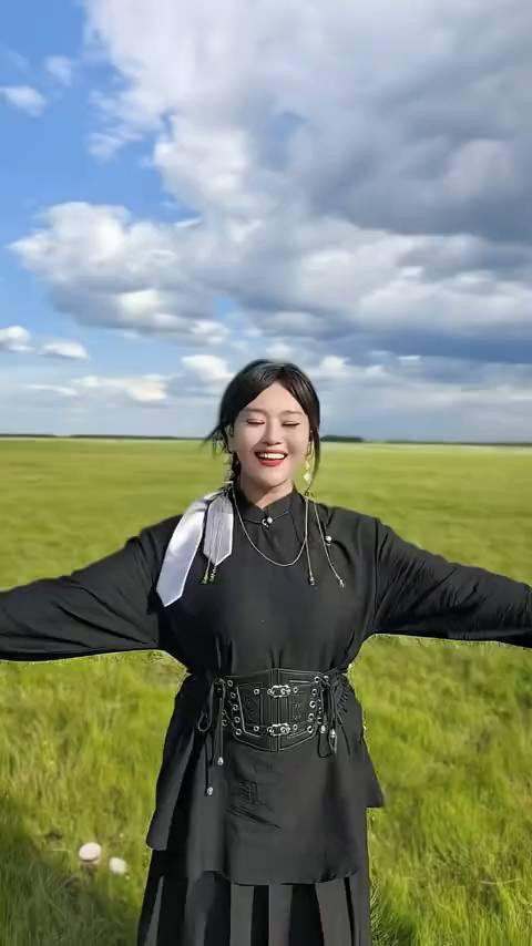 你骑马走过，你骑马从我家门前过，马蹄踩碎了我的沉默，我不喊我不躲，等你回头看着我