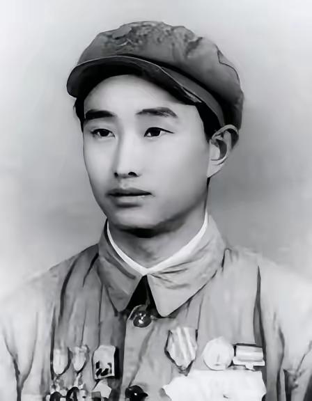 1943年山东栖霞，20名八路军正在吃饭。突然3架敌机俯冲而来，班长慌忙大喊:“