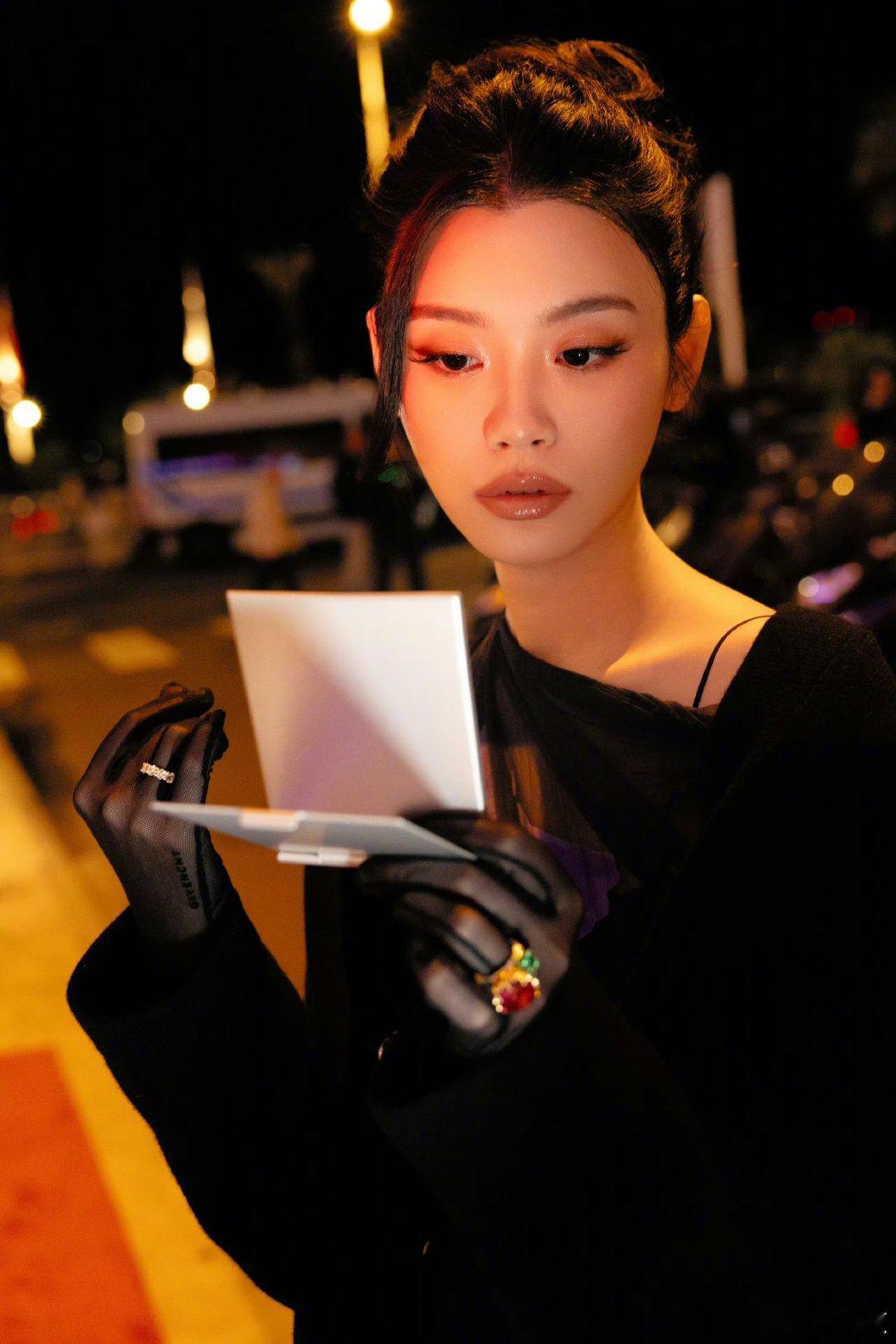 奚梦瑶喊梁安琪妈咪讨零花钱奚梦瑶喊妈咪讨零花钱梁安琪出手大方，奚梦瑶撒娇讨零花钱