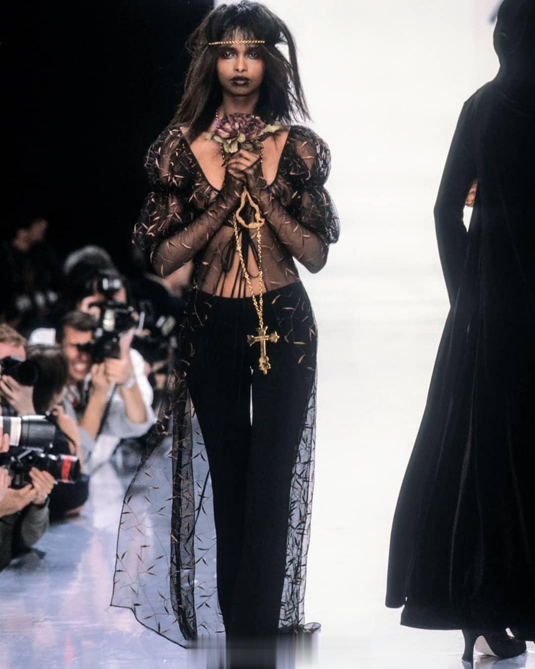 Betsey Johnson 1997 秋冬秀，摇滚、前卫、千禧风... Bet