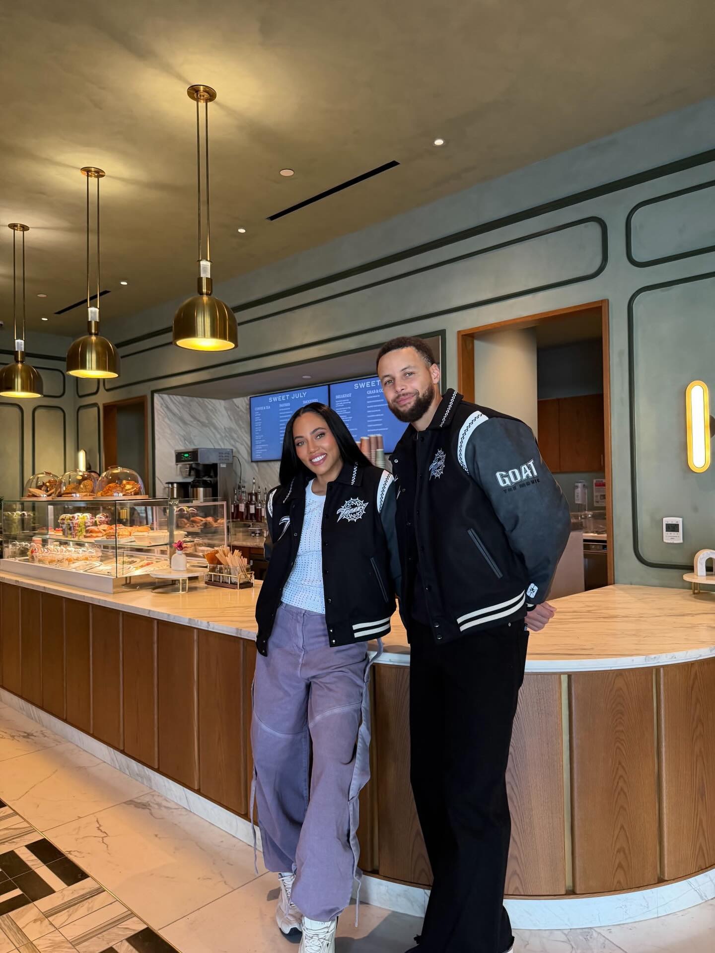 纯爱战神库里社媒更新：最棒的情人节和我想度过余生的伴侣👩❤️💋👨爱你以及我