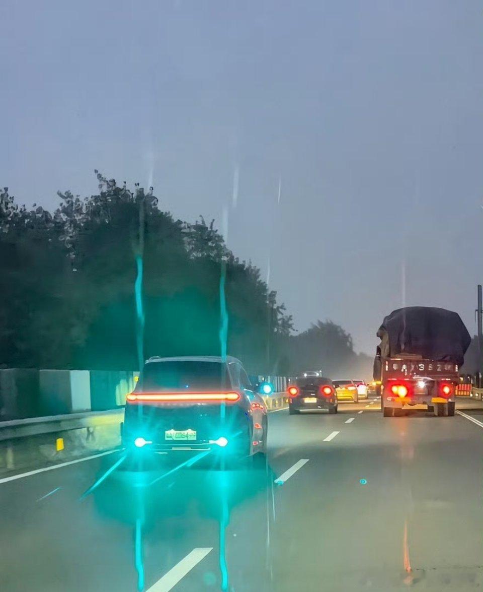 智驾小蓝灯将被禁用我有严重的“蓝灯羞耻”，现在智能驾驶压根不代表“科幻，成了不靠