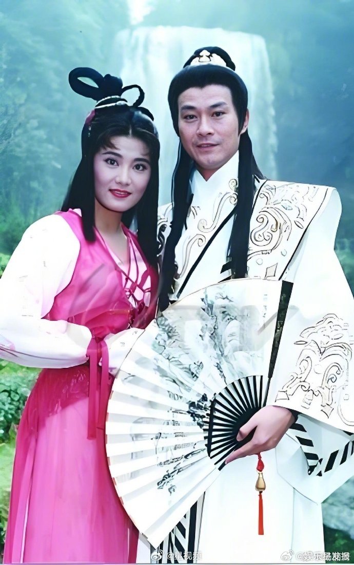 杨丽菁回应郑少秋退休杨丽菁祝福郑少秋 近日，79岁郑少秋官宣退休，《香帅传奇》搭