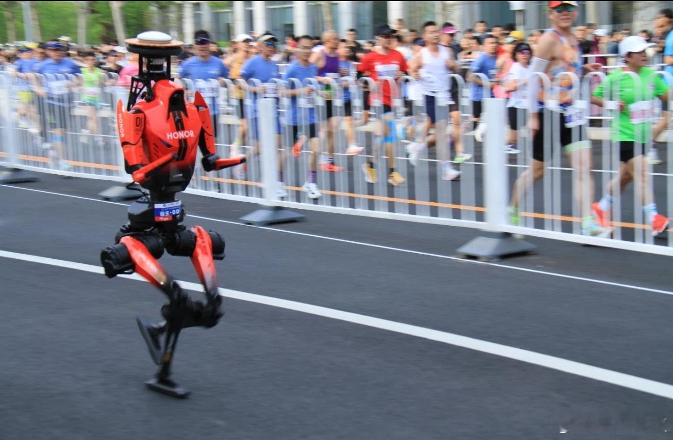 宇树机器人打破人类1500米世界纪录机器人速度接近人类但弯道多成挑战，现实中骑共