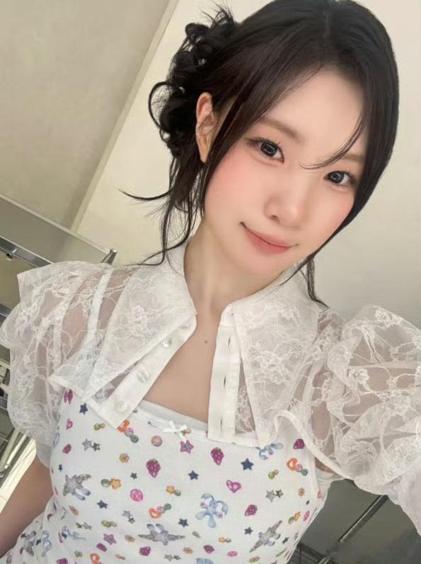 这套不知道是啥时候拍的 甚至还有脸颊肉…咋那么嫩呀