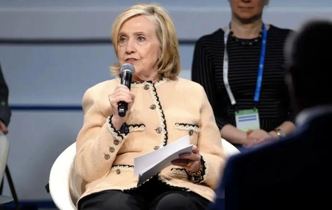 希拉里：特朗普利用乌克兰牟利是历史性错误


2月15日，特朗普在俄乌问题上立场