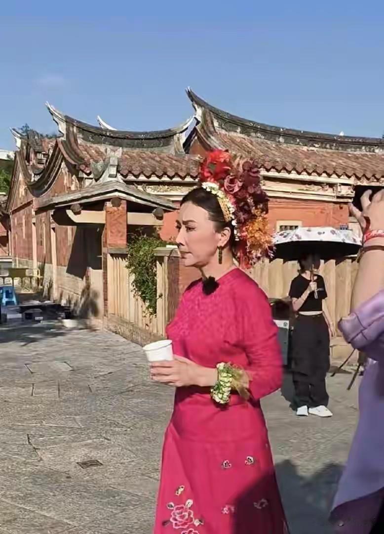 刘嘉玲在泉州被偶遇啦！

60岁的她穿着银色亮片装录《无限超越班2》，生图里皮肤