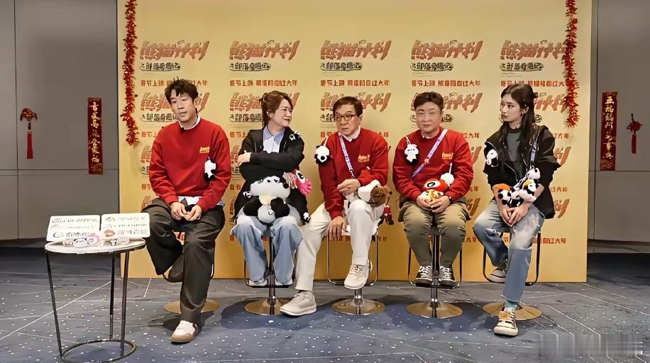 我宣布这是我今年见到过最震惊的场景了，功夫巨星成龙大哥竟然捡 垃圾吃！在最新电影