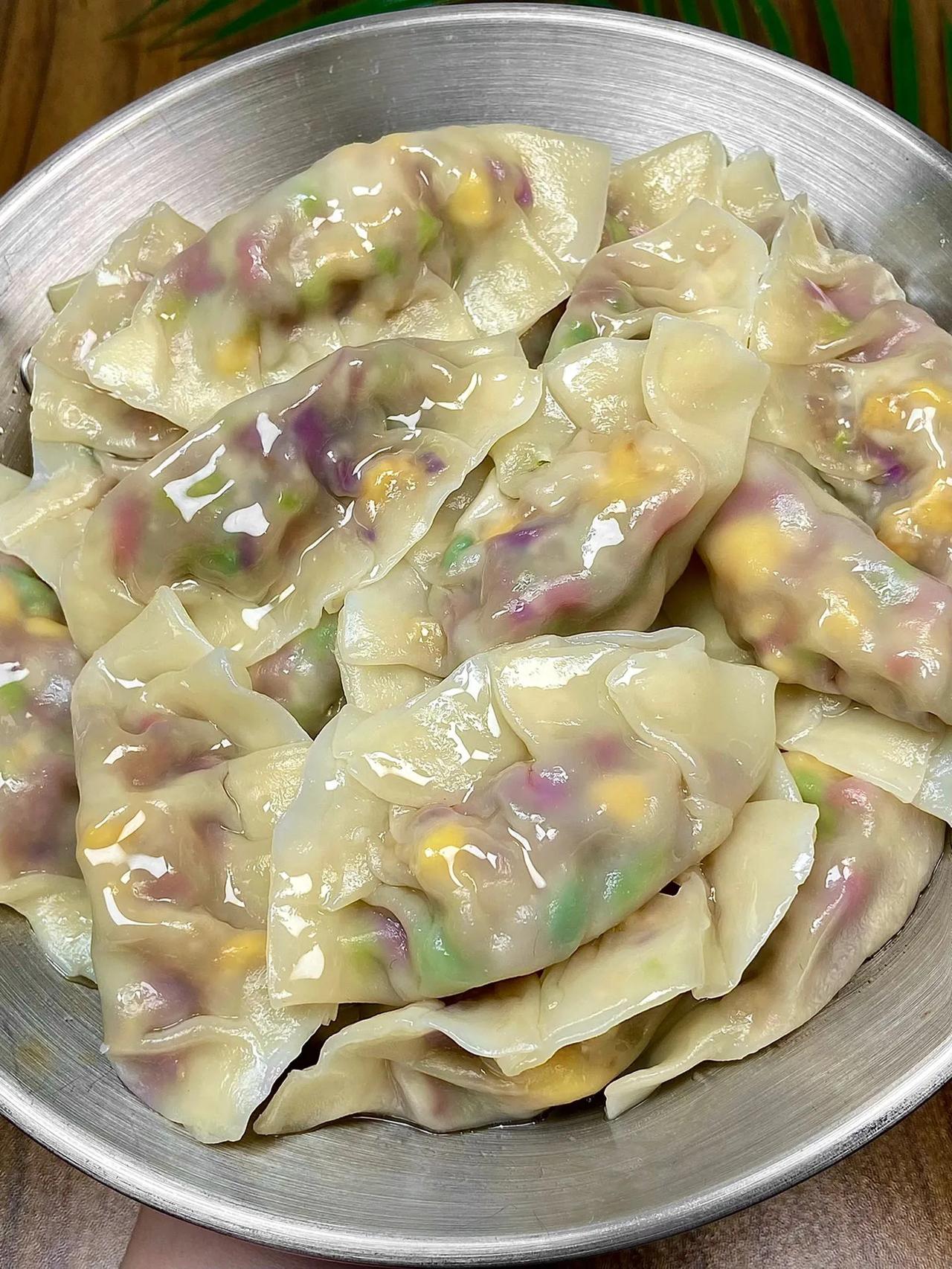 这个素馅饺子我们家隔三差五就要包一次，比肉的还有营养！
做法：
1、茄子切丁加盐